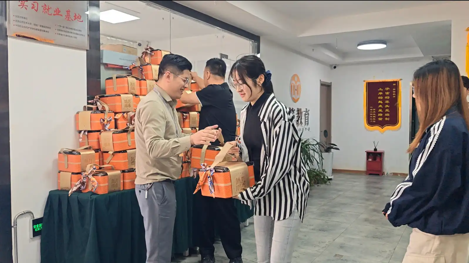 中秋节为学员发放月饼