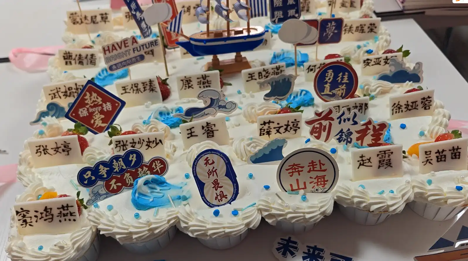 为学员举办结课仪式发放蛋糕