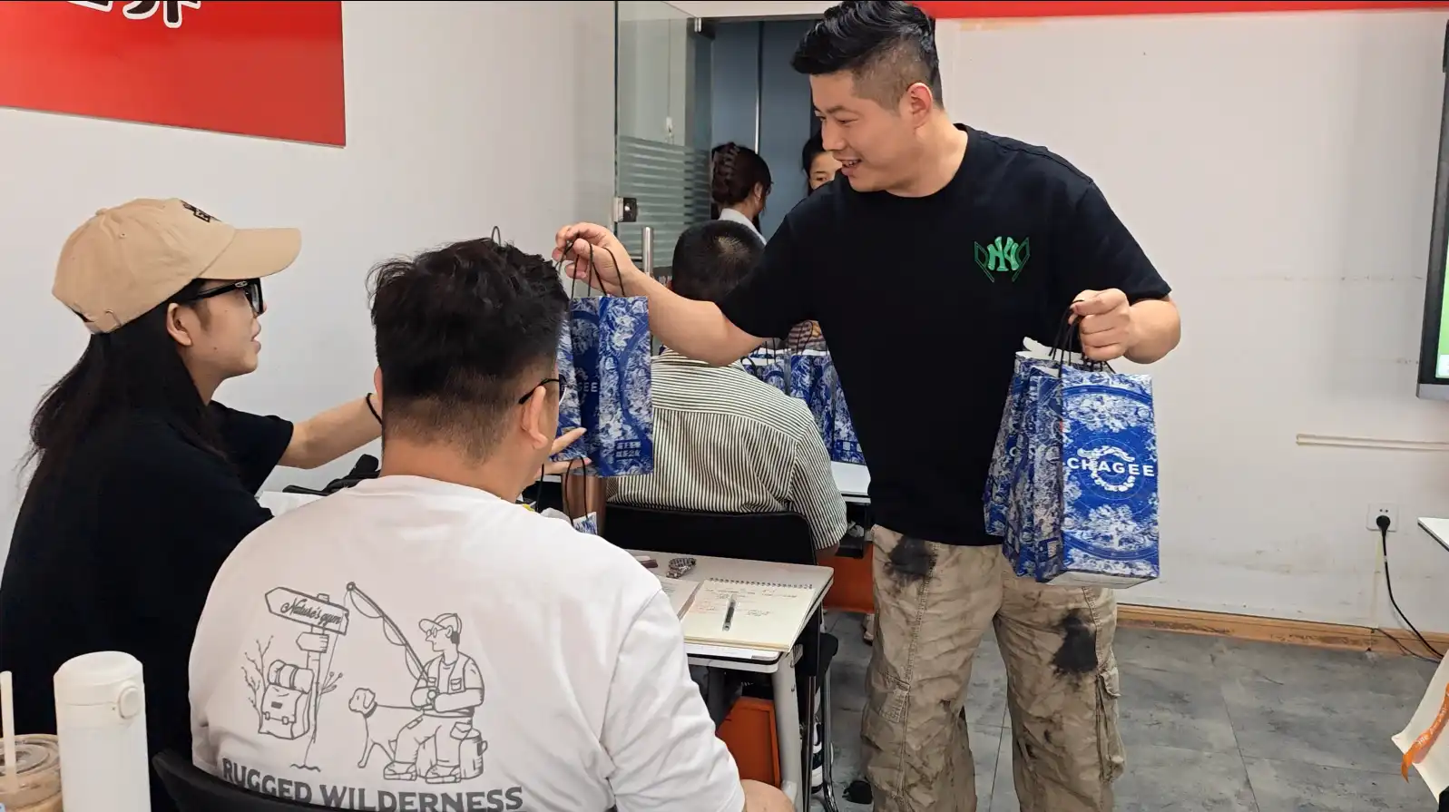 为学员发放奶茶
